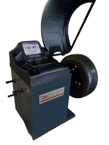 Machine d'équilibrage 24" 220V disponible aux enchères