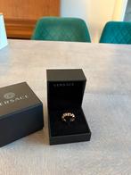 Versace cut‑out logo ring, Handtassen en Accessoires, Ringen, Ophalen, Overige materialen, 20 of groter, Heer