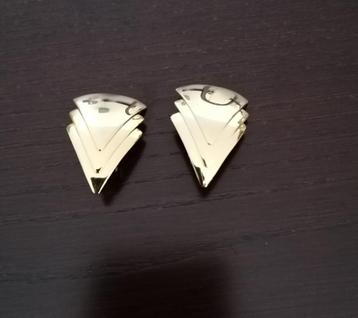Jolies boucles d'oreilles à clips. Métal doré  disponible aux enchères